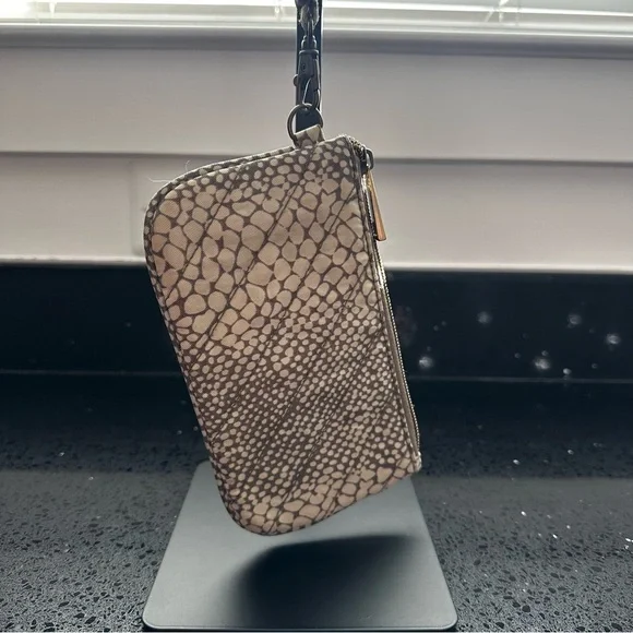 Travelon Quilted Snake Print Wristlet Pouch - Neutral Grey/Beige RFID - Picture 12 of 12